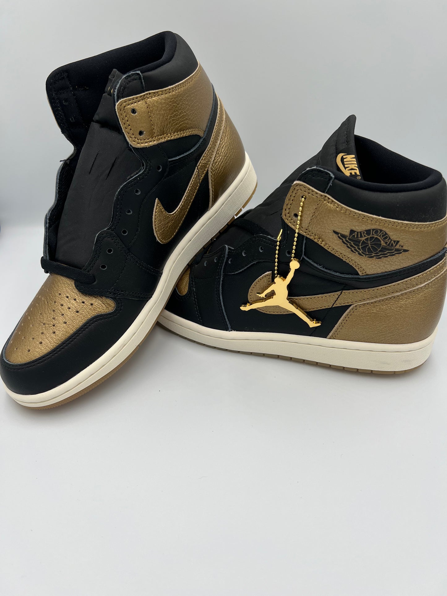 Air Jordan 1 Retro High OG black/metallic gold