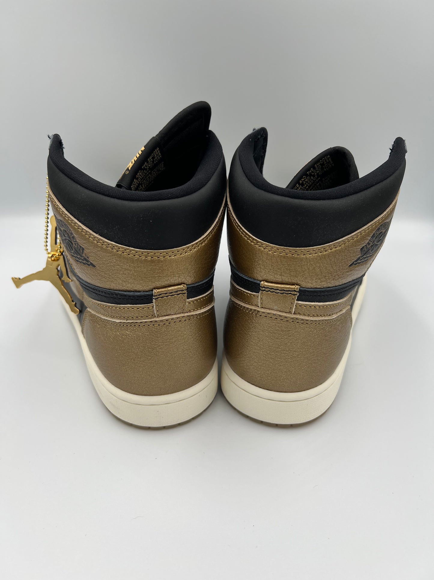 Air Jordan 1 Retro High OG black/metallic gold